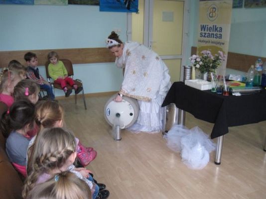 Grafika #6: 05.03.2014 - Warsztaty edukacyjne pn."Mroźne eksperymenty" w GOKiS w Wicku