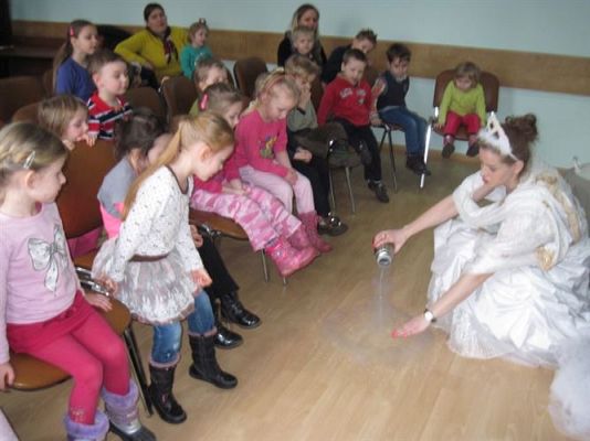 Grafika #9: 05.03.2014 - Warsztaty edukacyjne pn."Mroźne eksperymenty" w GOKiS w Wicku