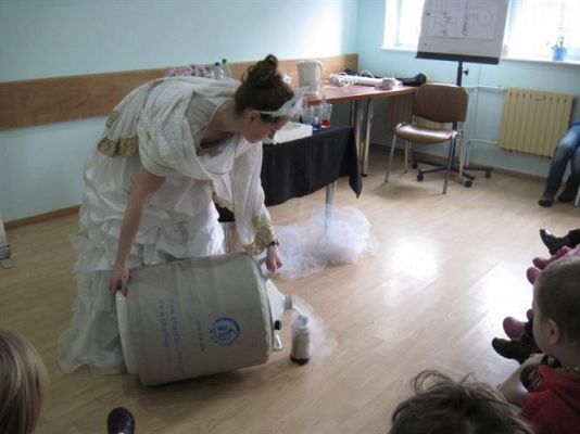Grafika #13: 05.03.2014 - Warsztaty edukacyjne pn."Mroźne eksperymenty" w GOKiS w Wicku