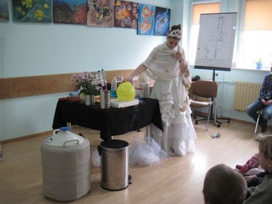 Grafika #24: 05.03.2014 - Warsztaty edukacyjne pn."Mroźne eksperymenty" w GOKiS w Wicku