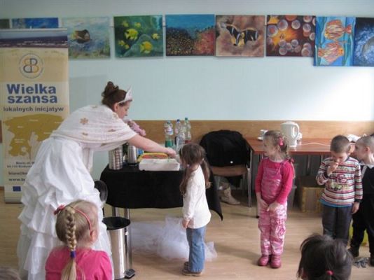 Grafika #33: 05.03.2014 - Warsztaty edukacyjne pn."Mroźne eksperymenty" w GOKiS w Wicku