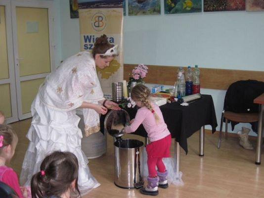 Grafika #36: 05.03.2014 - Warsztaty edukacyjne pn."Mroźne eksperymenty" w GOKiS w Wicku