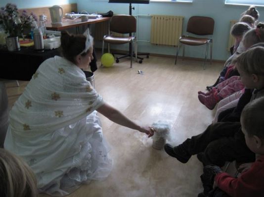 Grafika #42: 05.03.2014 - Warsztaty edukacyjne pn."Mroźne eksperymenty" w GOKiS w Wicku