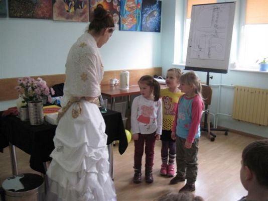 Grafika #53: 05.03.2014 - Warsztaty edukacyjne pn."Mroźne eksperymenty" w GOKiS w Wicku