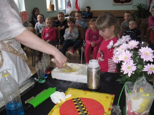 Grafika #70: 05.03.2014 - Warsztaty edukacyjne pn."Mroźne eksperymenty" w GOKiS w Wicku