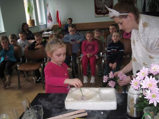 Grafika #79: 05.03.2014 - Warsztaty edukacyjne pn."Mroźne eksperymenty" w GOKiS w Wicku