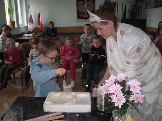 Grafika #80: 05.03.2014 - Warsztaty edukacyjne pn."Mroźne eksperymenty" w GOKiS w Wicku
