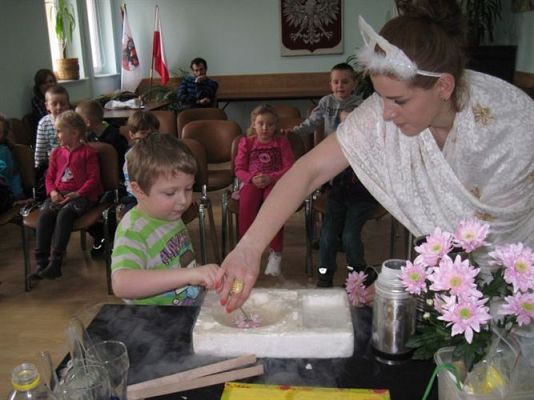 Grafika #81: 05.03.2014 - Warsztaty edukacyjne pn."Mroźne eksperymenty" w GOKiS w Wicku
