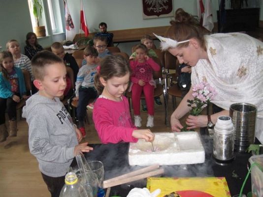 Grafika #83: 05.03.2014 - Warsztaty edukacyjne pn."Mroźne eksperymenty" w GOKiS w Wicku