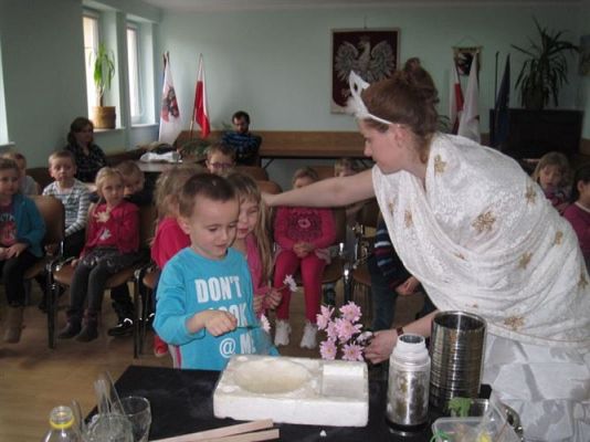 Grafika #84: 05.03.2014 - Warsztaty edukacyjne pn."Mroźne eksperymenty" w GOKiS w Wicku