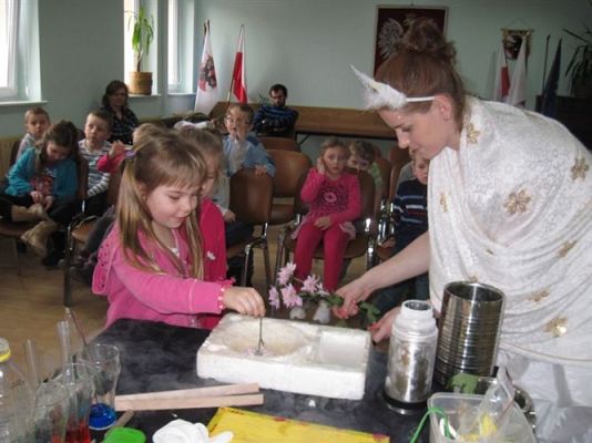 Grafika #85: 05.03.2014 - Warsztaty edukacyjne pn."Mroźne eksperymenty" w GOKiS w Wicku