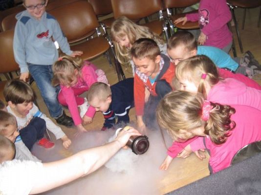 Grafika #91: 05.03.2014 - Warsztaty edukacyjne pn."Mroźne eksperymenty" w GOKiS w Wicku