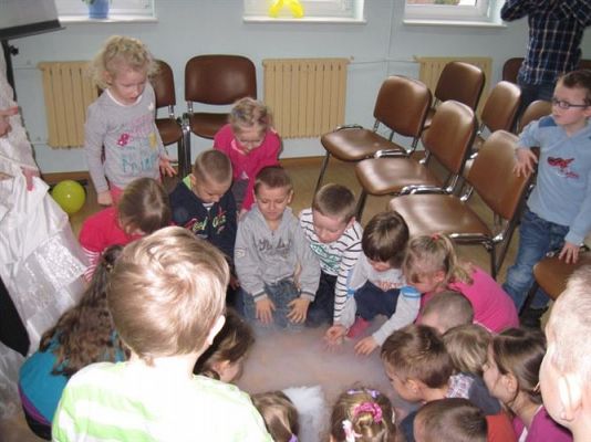 Grafika #92: 05.03.2014 - Warsztaty edukacyjne pn."Mroźne eksperymenty" w GOKiS w Wicku