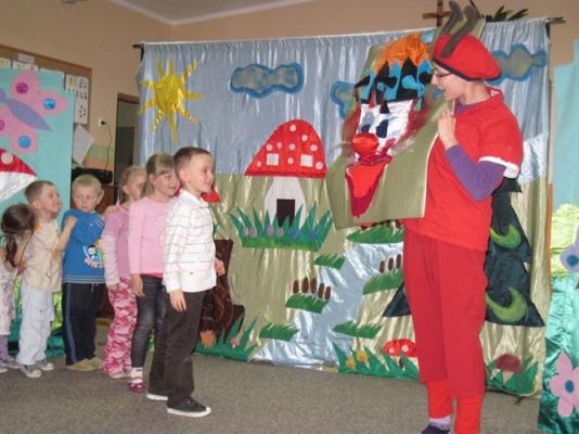 Grafika #11: 09.04.2014 - Przedstawienie teatralne pt." Przygody Pysia i Margolci, czyli Dwa Skrzaty i Dwa Światy"