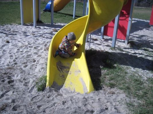 Grafika #3: 01.04.2014 - Maluszki na placu zabaw w Białogardzie