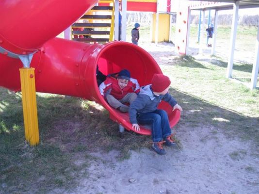 Grafika #12: 01.04.2014 - Maluszki na placu zabaw w Białogardzie