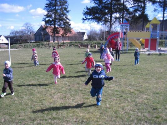 Grafika #22: 01.04.2014 - Maluszki na placu zabaw w Białogardzie