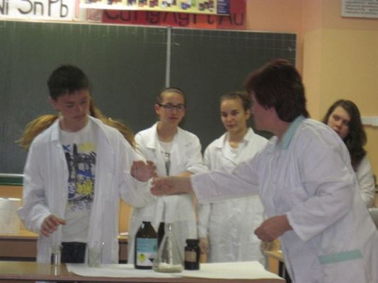 Grafika #5: 16.06.2014 - Zajęcia w Pracowni Chemicznej w Gimnazjum w Łebie