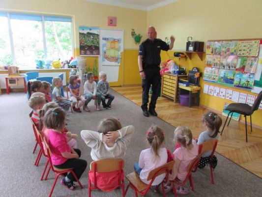 Grafika #4: 18.06.2015 - Spotkanie z policjantem - "Bezpieczne wakacje"