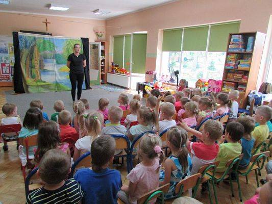 Grafika #0: 30.05.2016 Przedstawienie pt."Dino-nowy przyjaciel"