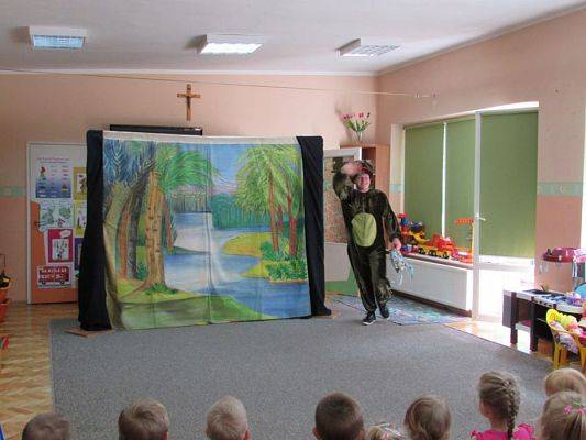 Grafika #1: 30.05.2016 Przedstawienie pt."Dino-nowy przyjaciel"