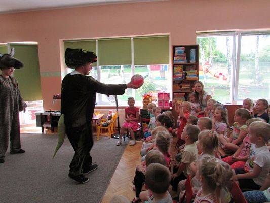 Grafika #12: 30.05.2016 Przedstawienie pt."Dino-nowy przyjaciel"