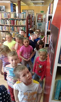 Grafika #4: 10.05.2016 Starszaki z wizytą w bibliotece w Wicku