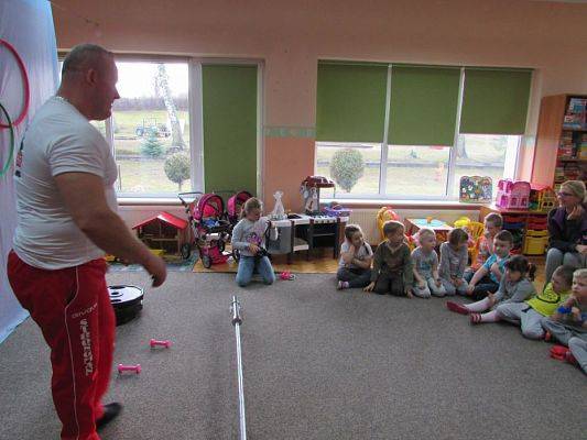 Grafika #6: 24.02.2016-Pokaz strongmana p.Mirosława Kramek