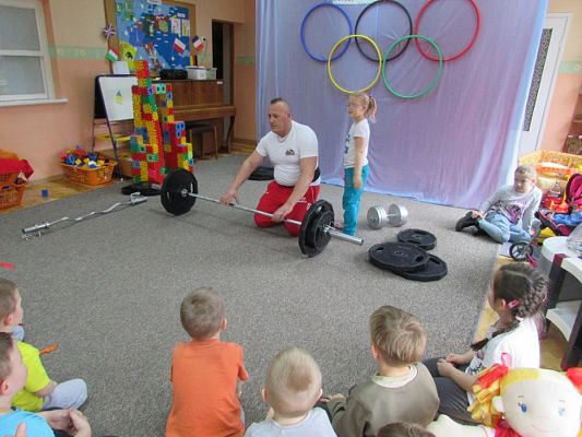 Grafika #40: 24.02.2016-Pokaz strongmana p.Mirosława Kramek