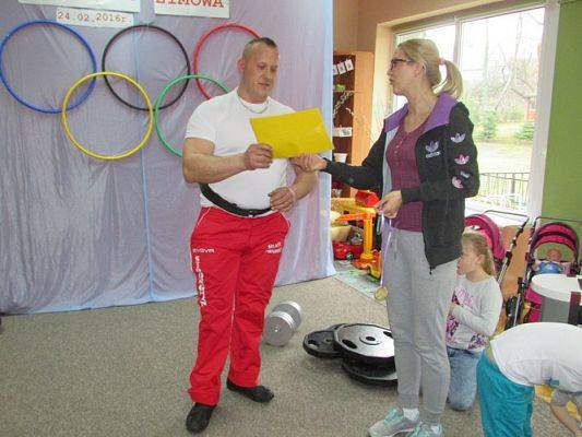 Grafika #45: 24.02.2016-Pokaz strongmana p.Mirosława Kramek