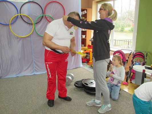 Grafika #46: 24.02.2016-Pokaz strongmana p.Mirosława Kramek