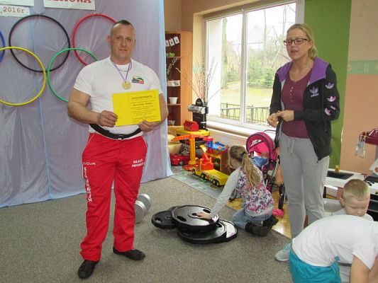 Grafika #47: 24.02.2016-Pokaz strongmana p.Mirosława Kramek