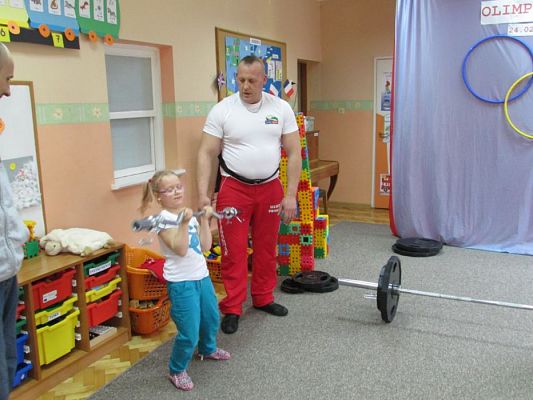 Grafika #50: 24.02.2016-Pokaz strongmana p.Mirosława Kramek