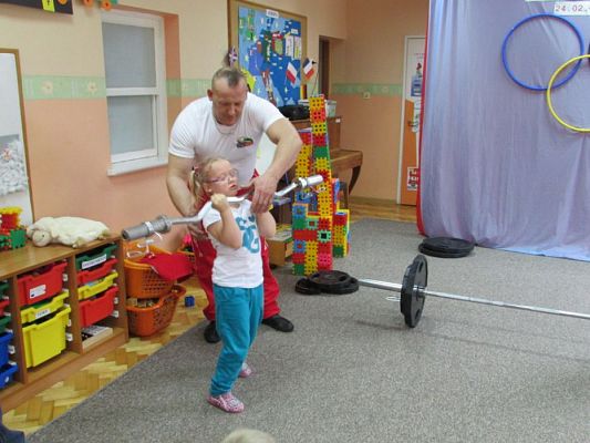 Grafika #51: 24.02.2016-Pokaz strongmana p.Mirosława Kramek