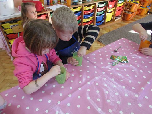 Grafika #16: 17.02.2016 - Zabawy i doświadczenia chemiczne z kolorami