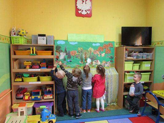 Grafika #0: 26.10.2015 - Teatrzyk kukiełkowy "Wiewiórka" do wiersza Doroty Gellner