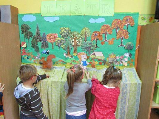 Grafika #2: 26.10.2015 - Teatrzyk kukiełkowy "Wiewiórka" do wiersza Doroty Gellner