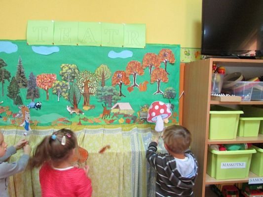 Grafika #4: 26.10.2015 - Teatrzyk kukiełkowy "Wiewiórka" do wiersza Doroty Gellner