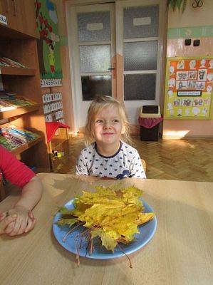 Grafika #1: 20.10.2015-Warsztaty plastyczne pn."Jesienne bukiety z liści"