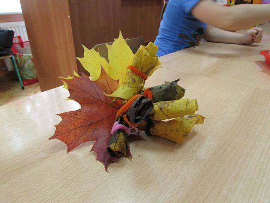 Grafika #37: 20.10.2015-Warsztaty plastyczne pn."Jesienne bukiety z liści"