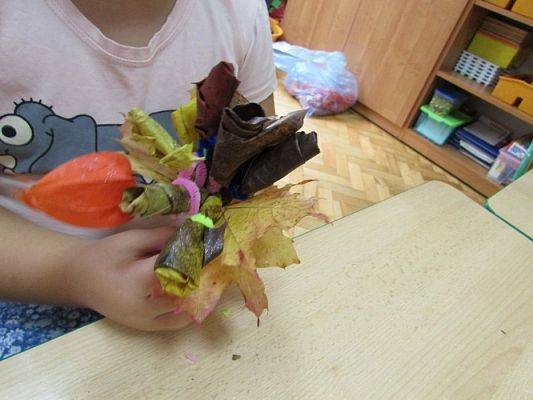 Grafika #39: 20.10.2015-Warsztaty plastyczne pn."Jesienne bukiety z liści"