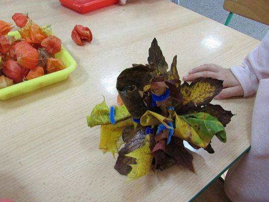 Grafika #41: 20.10.2015-Warsztaty plastyczne pn."Jesienne bukiety z liści"