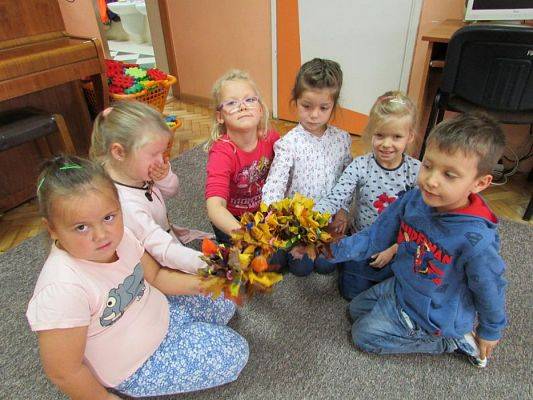 Grafika #42: 20.10.2015-Warsztaty plastyczne pn."Jesienne bukiety z liści"