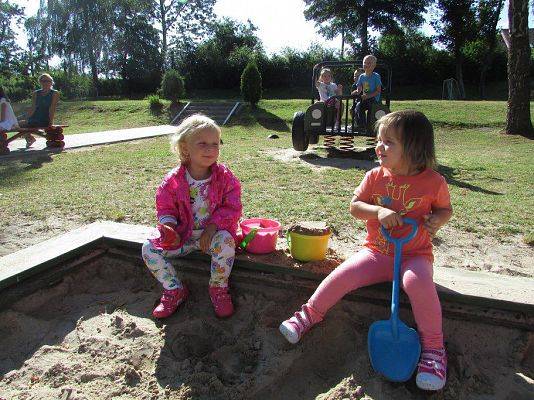 Grafika #1: Pierwsze dni w przedszkolu -zabawy w ogrodzie przedszkolnym