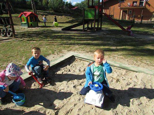 Grafika #3: Pierwsze dni w przedszkolu -zabawy w ogrodzie przedszkolnym