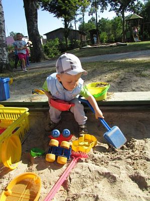 Grafika #6: Pierwsze dni w przedszkolu -zabawy w ogrodzie przedszkolnym