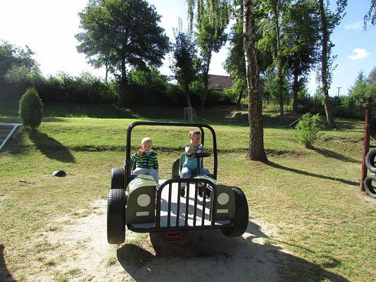 Grafika #7: Pierwsze dni w przedszkolu -zabawy w ogrodzie przedszkolnym