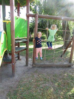 Grafika #11: Pierwsze dni w przedszkolu -zabawy w ogrodzie przedszkolnym