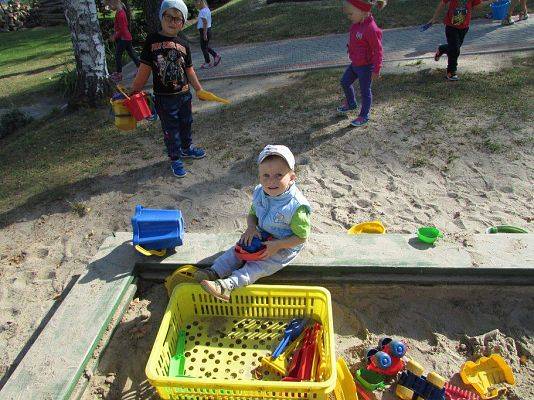 Grafika #19: Pierwsze dni w przedszkolu -zabawy w ogrodzie przedszkolnym