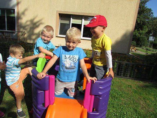 Grafika #23: Pierwsze dni w przedszkolu -zabawy w ogrodzie przedszkolnym